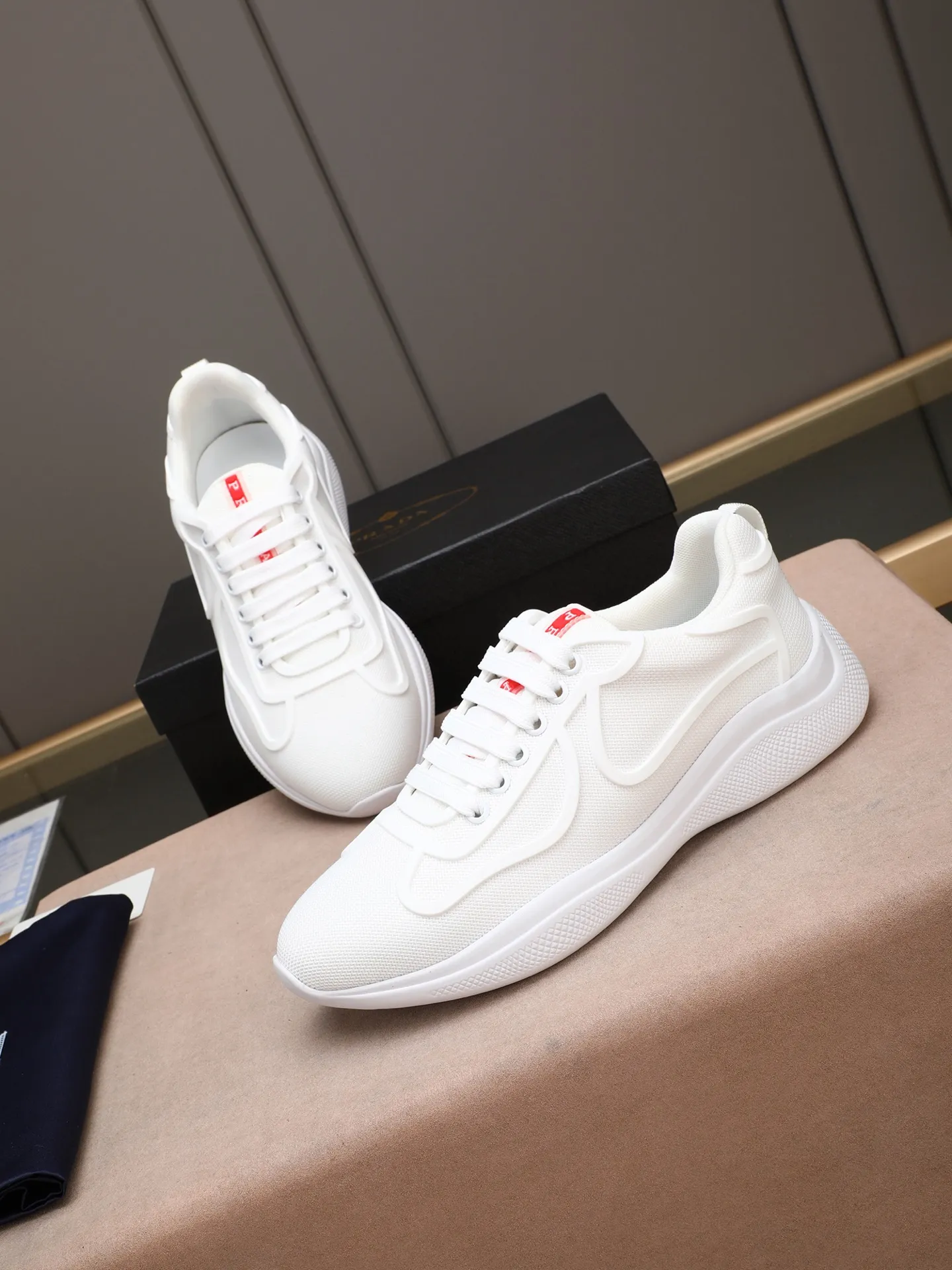 Men's shoes 💰400 PRADA/Prada men's lace-up casual sports shoes, the upper is made of imported rubber and breathable mesh. It is soft, comfortable and breathable. The tongue is decorated with the PRADA brand letter logo. The thick rubber sole echoes the red label tongue. The style is fashionable and elegant. The details are carefully crafted. A casual sports shoe with a super western style and excellent breathability!  Size: 38-44 (45 46 customized)